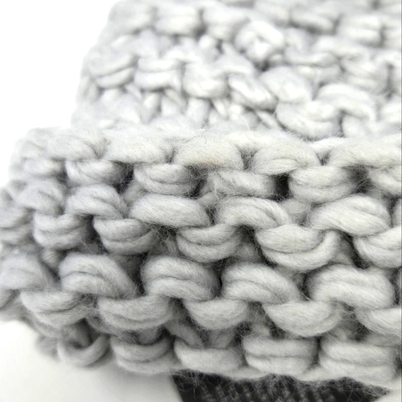 VINCE CAMUTO CHUNKY KNITWEAR CROCHET KNIT LIGHT GREY POM POM BEANIE HAT WOMEN OS - Picture 9 of 12